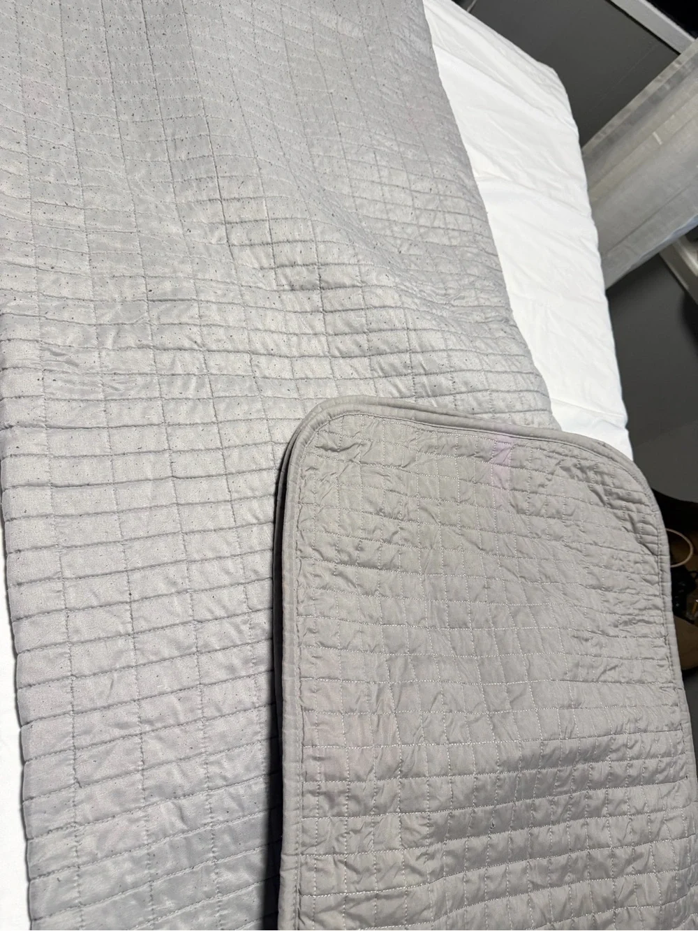 Gray Quilted Bedspread – Modern Lightweight Comfort